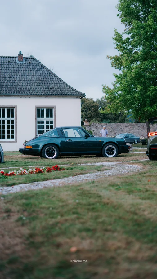 Klassischer dunkler Porsche 911 im Seitenprofil
