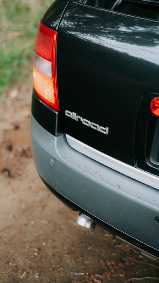 Nahaufnahme des Audi allroad quattro Schriftzugs und Rücklichts